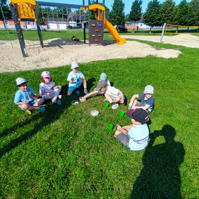 Obstpause auf dem Spielplatz